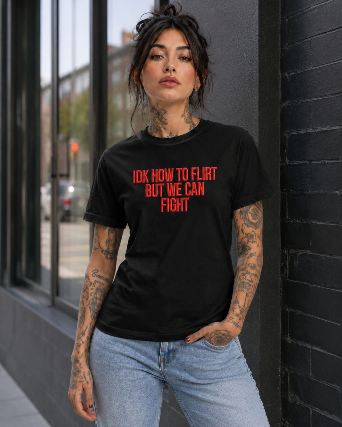IDK HOW TO FLIRT BUT WE CAN FIGHT – besticktes Damen Shirt, lustiges Statement T-Shirt, Geschenk für Freundin, Bio-Baumwolle, Weiß oder Schwarz