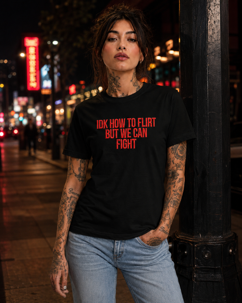 IDK HOW TO FLIRT BUT WE CAN FIGHT – besticktes Damen Shirt, lustiges Statement T-Shirt, Geschenk für Freundin, Bio-Baumwolle, Weiß oder Schwarz