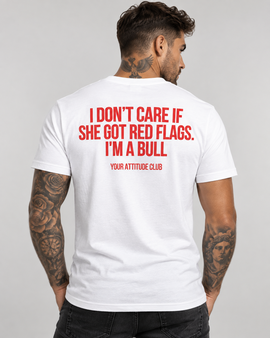 I DON’T CARE IF SHE GOT RED FLAGS. I’M A BULL – Unisex Statement T-Shirt Weiß mit rotem Backprint | freches Sprüche Shirt