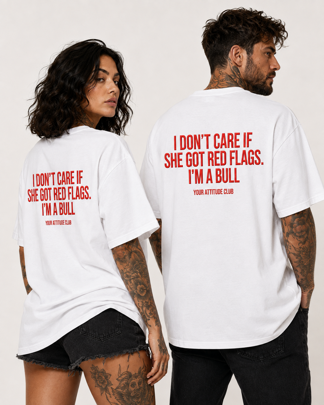 I DON'T CARE IF SHE GOT RED FLAGS. I'M A BULL – schwarzes Unisex Oversize Shirt mit weißem Backprint, freches Statement T-Shirt, Dating Humor, Geschenk