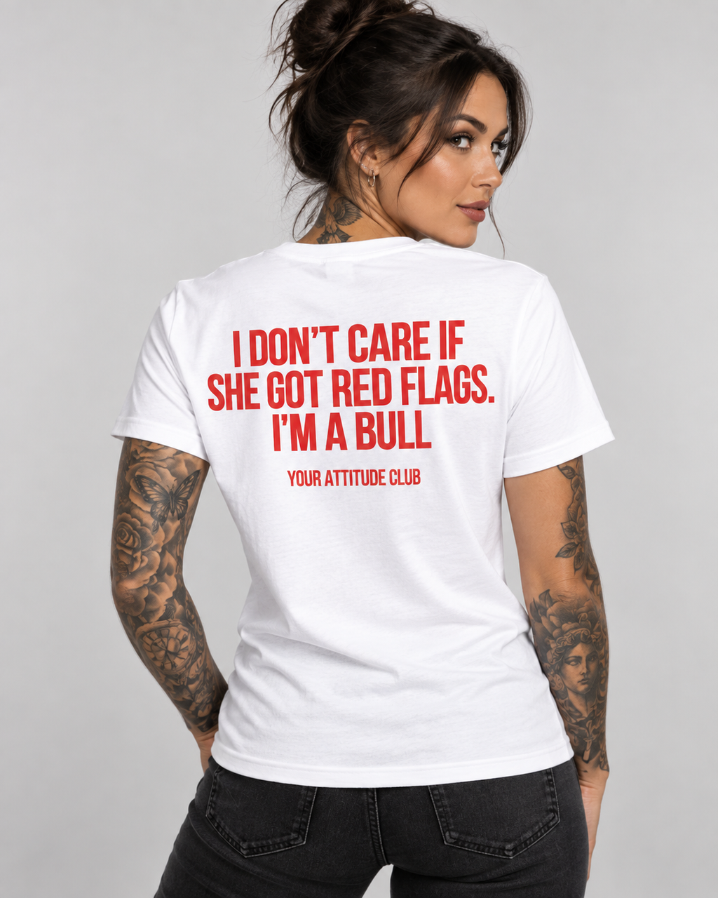 I DON’T CARE IF SHE GOT RED FLAGS. I’M A BULL – Unisex Statement T-Shirt Weiß mit rotem Backprint | freches Sprüche Shirt