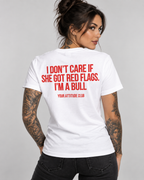 I DON’T CARE IF SHE GOT RED FLAGS. I’M A BULL – Unisex Statement T-Shirt Weiß mit rotem Backprint | freches Sprüche Shirt