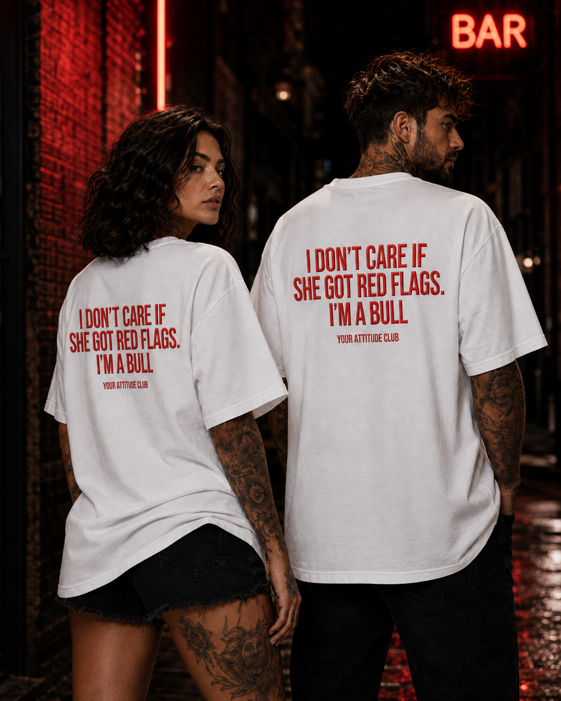 I DON'T CARE IF SHE GOT RED FLAGS. I'M A BULL – schwarzes Unisex Oversize Shirt mit weißem Backprint, freches Statement T-Shirt, Dating Humor, Geschenk