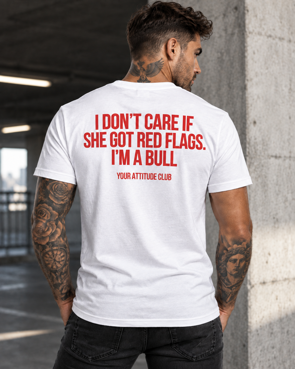 I DON’T CARE IF SHE GOT RED FLAGS. I’M A BULL – Unisex Statement T-Shirt Weiß mit rotem Backprint | freches Sprüche Shirt