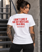 I DON’T CARE IF SHE GOT RED FLAGS. I’M A BULL – Unisex Statement T-Shirt Weiß mit rotem Backprint | freches Sprüche Shirt