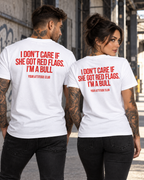 I DON’T CARE IF SHE GOT RED FLAGS. I’M A BULL – Unisex Statement T-Shirt Weiß mit rotem Backprint | freches Sprüche Shirt