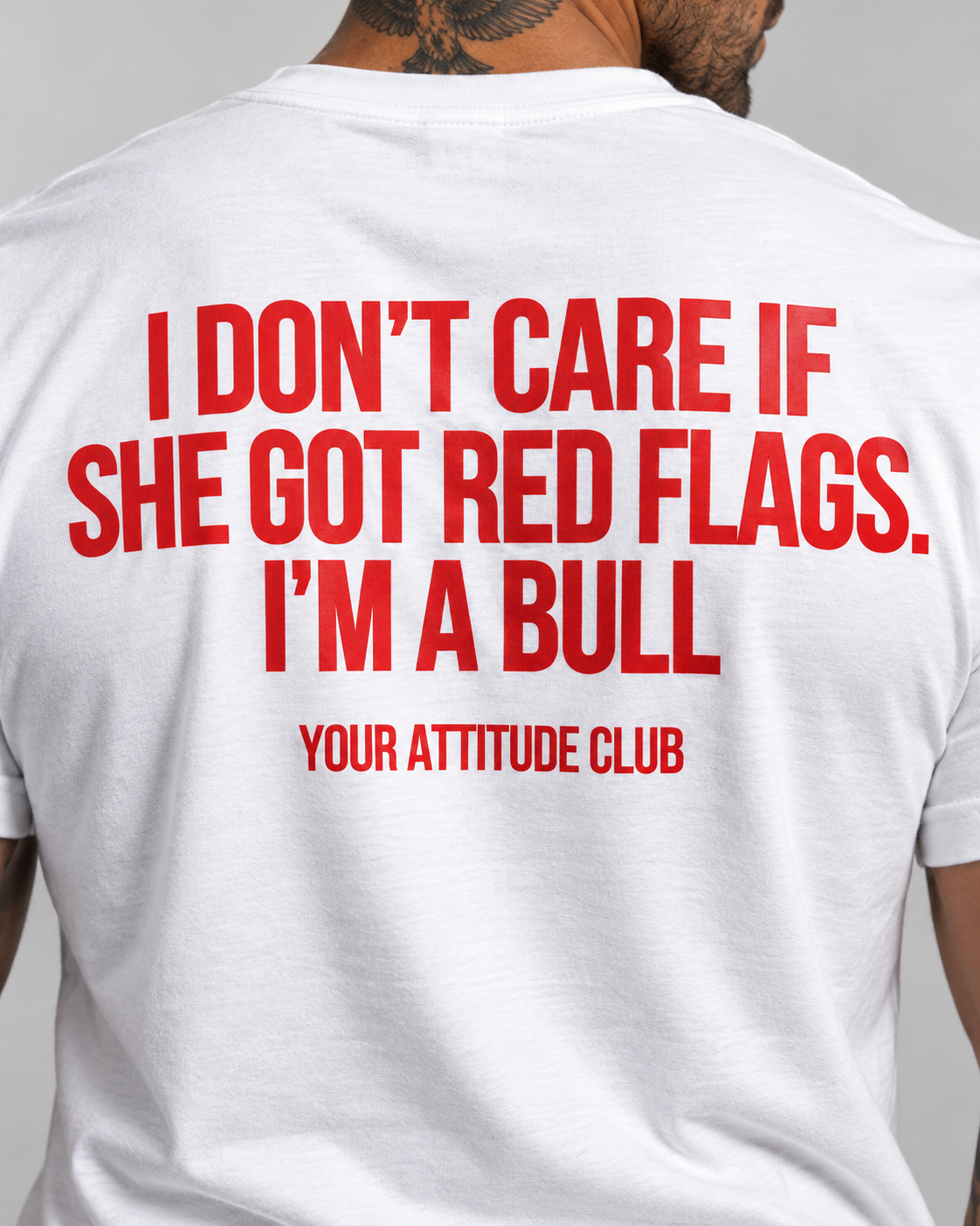 I DON’T CARE IF SHE GOT RED FLAGS. I’M A BULL – Unisex Statement T-Shirt Weiß mit rotem Backprint | freches Sprüche Shirt