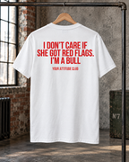 I DON’T CARE IF SHE GOT RED FLAGS. I’M A BULL – Unisex Statement T-Shirt Weiß mit rotem Backprint | freches Sprüche Shirt