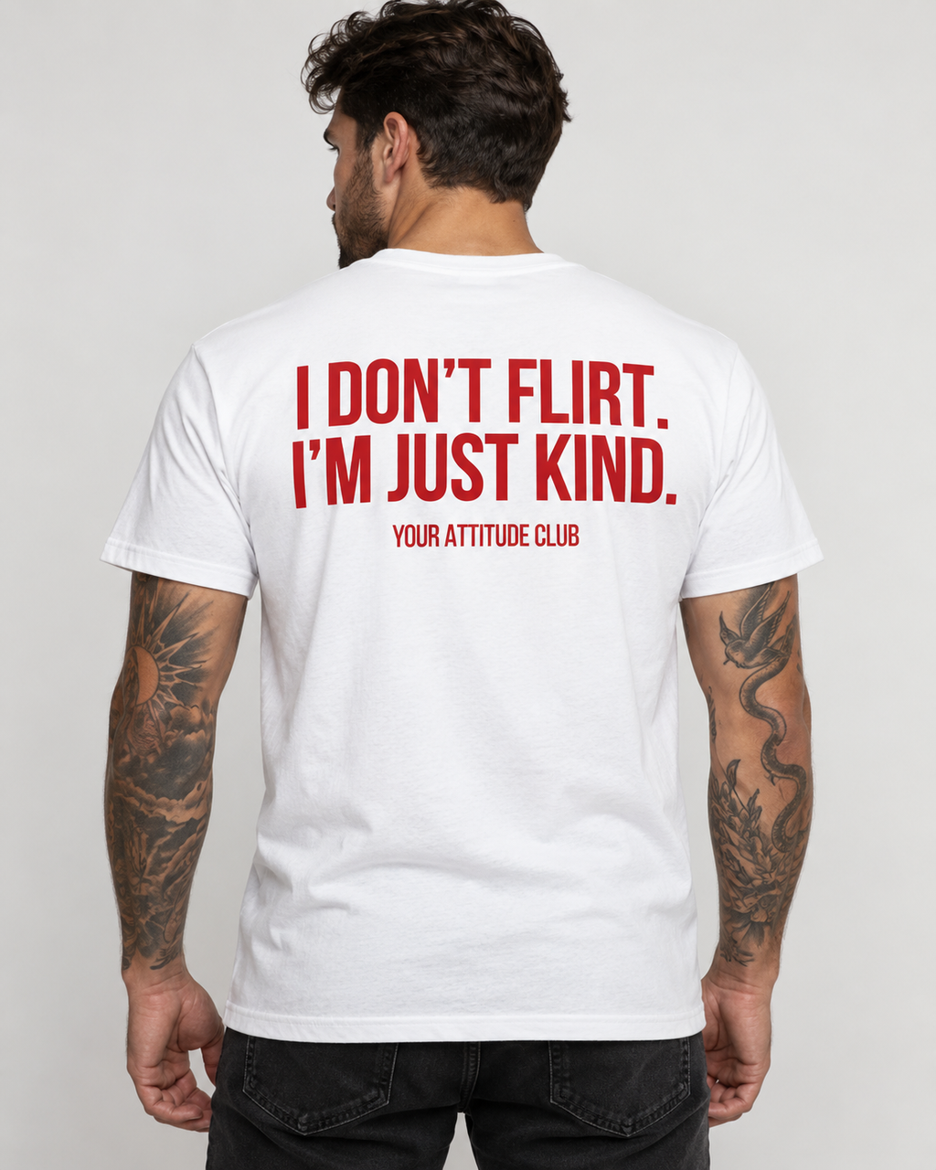 I DON’T FLIRT. I’M JUST KIND. – Unisex Statement T-Shirt Weiß mit rotem Backprint | freches Sprüche Shirt