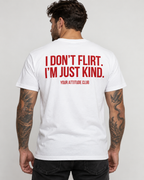 I DON’T FLIRT. I’M JUST KIND. – Unisex Statement T-Shirt Weiß mit rotem Backprint | freches Sprüche Shirt