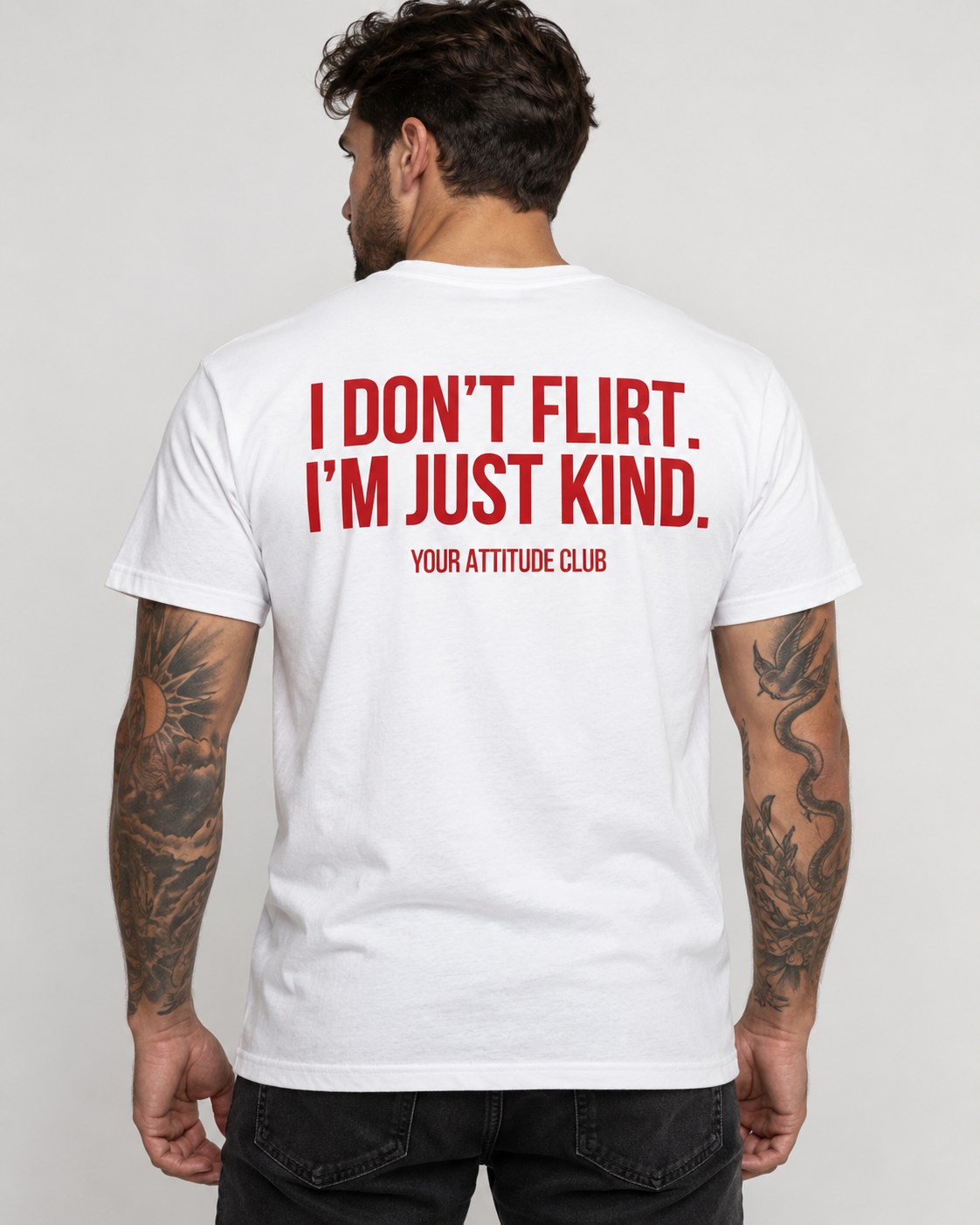 I DON’T FLIRT. I’M JUST KIND. – Unisex Statement T-Shirt Weiß mit rotem Backprint | freches Sprüche Shirt