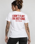 I DON’T FLIRT. I’M JUST KIND. – Unisex Statement T-Shirt Weiß mit rotem Backprint | freches Sprüche Shirt