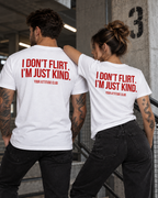 I DON’T FLIRT. I’M JUST KIND. – Unisex Statement T-Shirt Weiß mit rotem Backprint | freches Sprüche Shirt