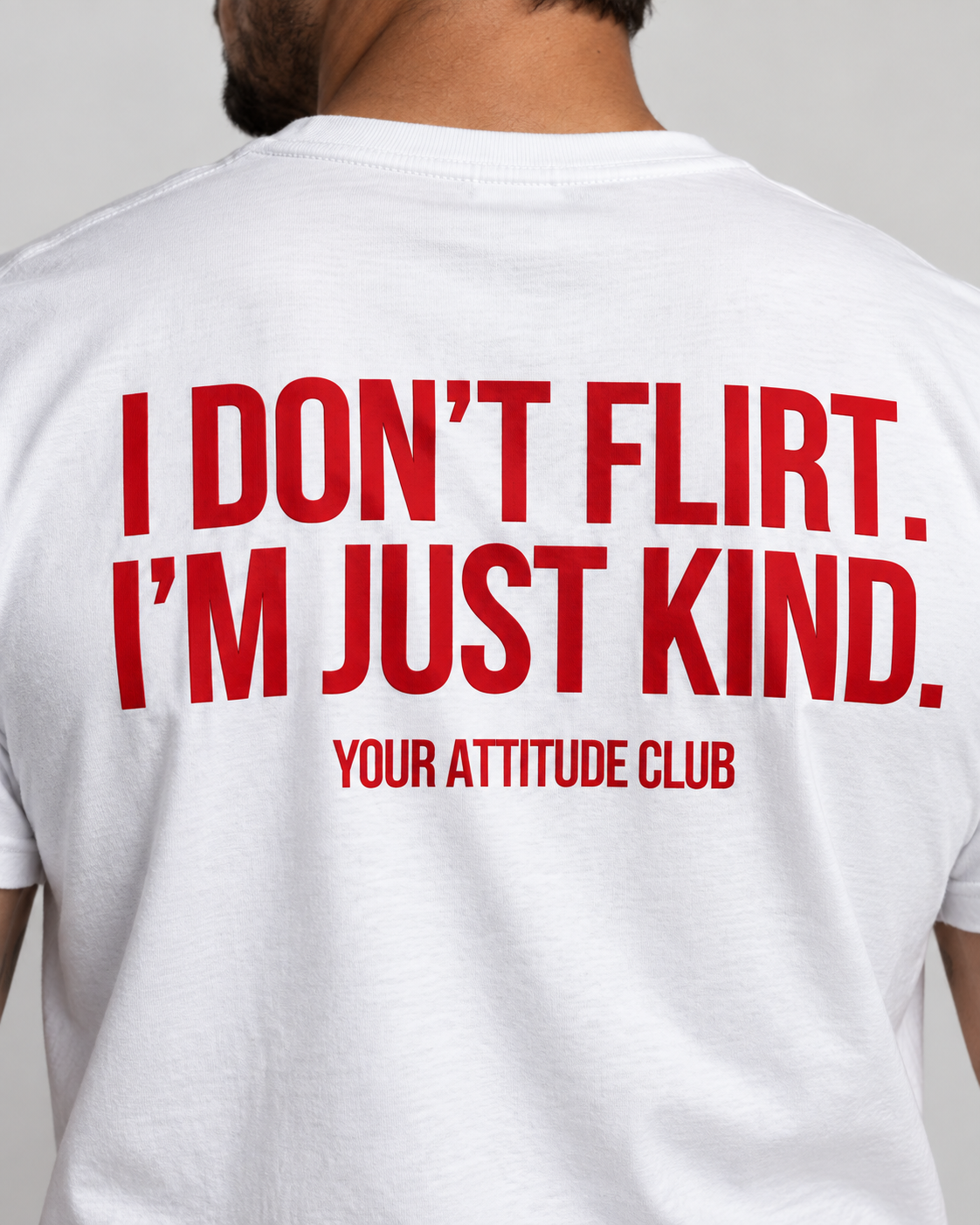 I DON’T FLIRT. I’M JUST KIND. – Unisex Statement T-Shirt Weiß mit rotem Backprint | freches Sprüche Shirt