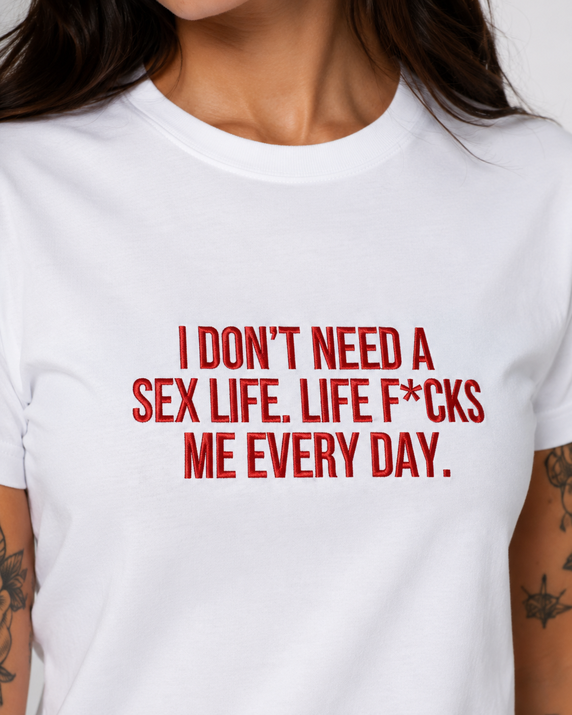 I DON’T NEED A SEX LIFE. LIFE F*CKS ME EVERY DAY. – besticktes Damen Shirt, freches Statement T-Shirt, Geschenk für Freundin, Bio-Baumwolle