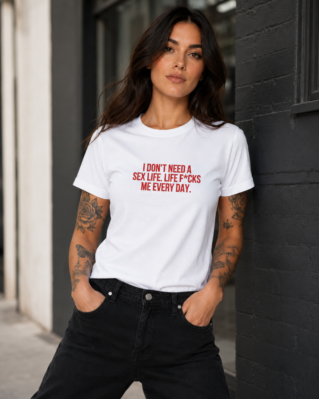 I DON’T NEED A SEX LIFE. LIFE F*CKS ME EVERY DAY. – besticktes Damen Shirt, freches Statement T-Shirt, Geschenk für Freundin, Bio-Baumwolle