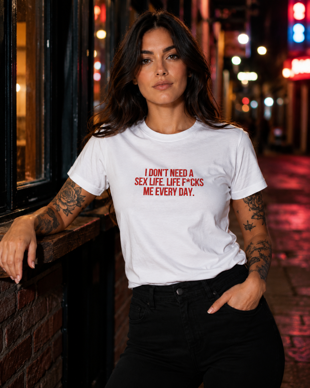 I DON’T NEED A SEX LIFE. LIFE F*CKS ME EVERY DAY. – besticktes Damen Shirt, freches Statement T-Shirt, Geschenk für Freundin, Bio-Baumwolle