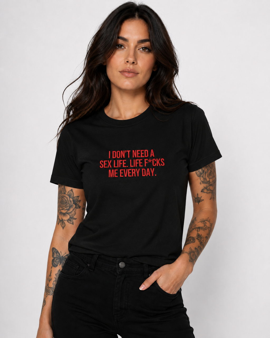 I DON’T NEED A SEX LIFE. LIFE F*CKS ME EVERY DAY. – besticktes Damen Shirt, freches Statement T-Shirt, Geschenk für Freundin, Bio-Baumwolle