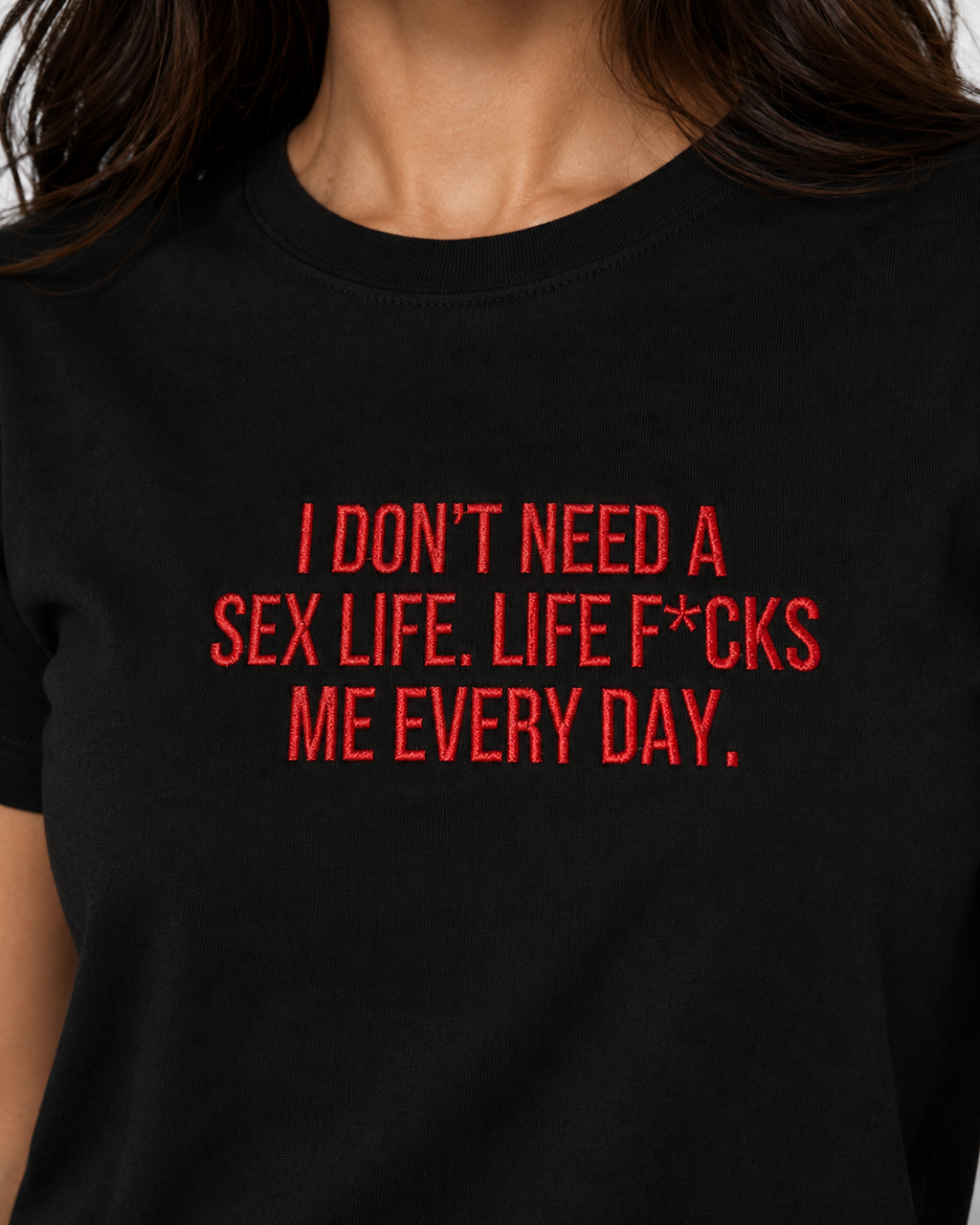 I DON’T NEED A SEX LIFE. LIFE F*CKS ME EVERY DAY. – besticktes Damen Shirt, freches Statement T-Shirt, Geschenk für Freundin, Bio-Baumwolle