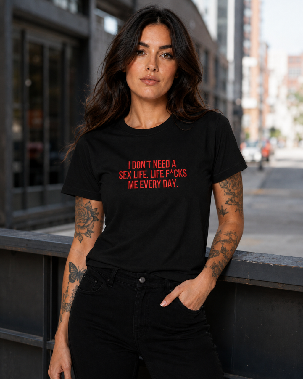 I DON’T NEED A SEX LIFE. LIFE F*CKS ME EVERY DAY. – besticktes Damen Shirt, freches Statement T-Shirt, Geschenk für Freundin, Bio-Baumwolle