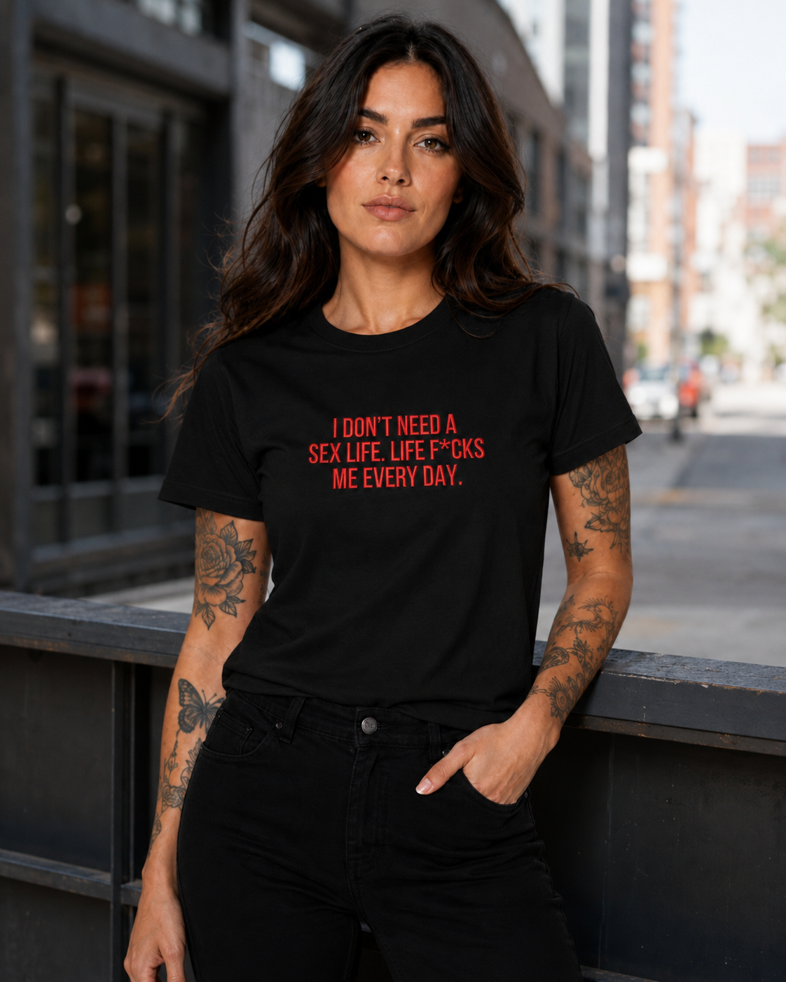 I DON’T NEED A SEX LIFE. LIFE F*CKS ME EVERY DAY. – besticktes Damen Shirt, freches Statement T-Shirt, Geschenk für Freundin, Bio-Baumwolle