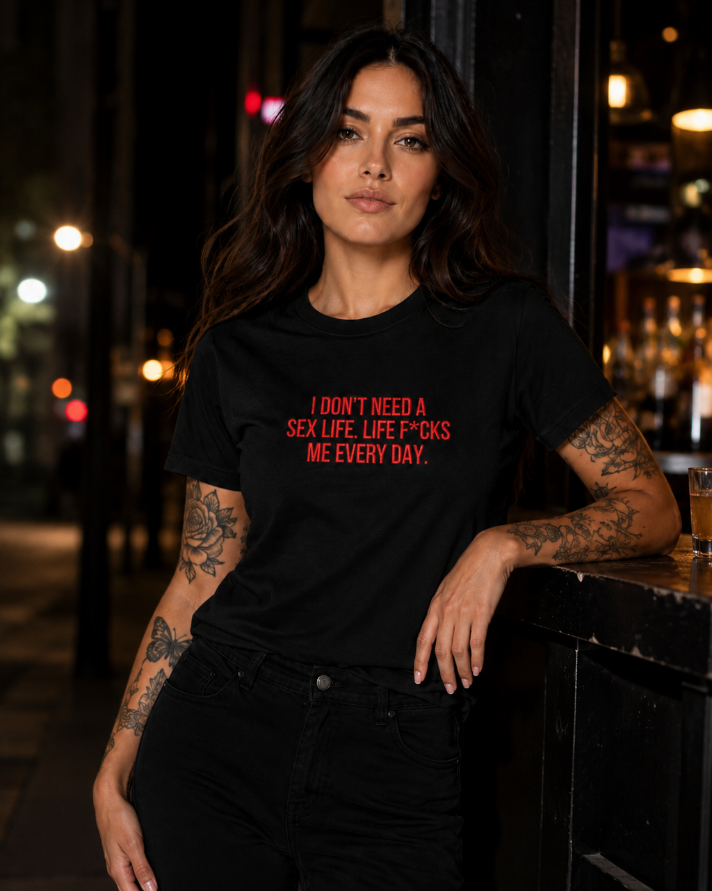 I DON’T NEED A SEX LIFE. LIFE F*CKS ME EVERY DAY. – besticktes Damen Shirt, freches Statement T-Shirt, Geschenk für Freundin, Bio-Baumwolle