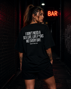 I DON’T NEED A SEX LIFE. LIFE F*CKS ME EVERY DAY. | Oversize Shirt Unisex mit Backprint, Statement Shirt aus Bio-Baumwolle