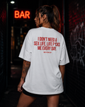 I DON’T NEED A SEX LIFE. LIFE F*CKS ME EVERY DAY. | Oversize Shirt Unisex mit Backprint, Statement Shirt aus Bio-Baumwolle