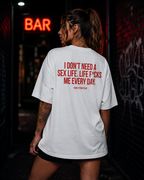 I DON’T NEED A SEX LIFE. LIFE F*CKS ME EVERY DAY. | Oversize Shirt Unisex mit Backprint, Statement Shirt aus Bio-Baumwolle