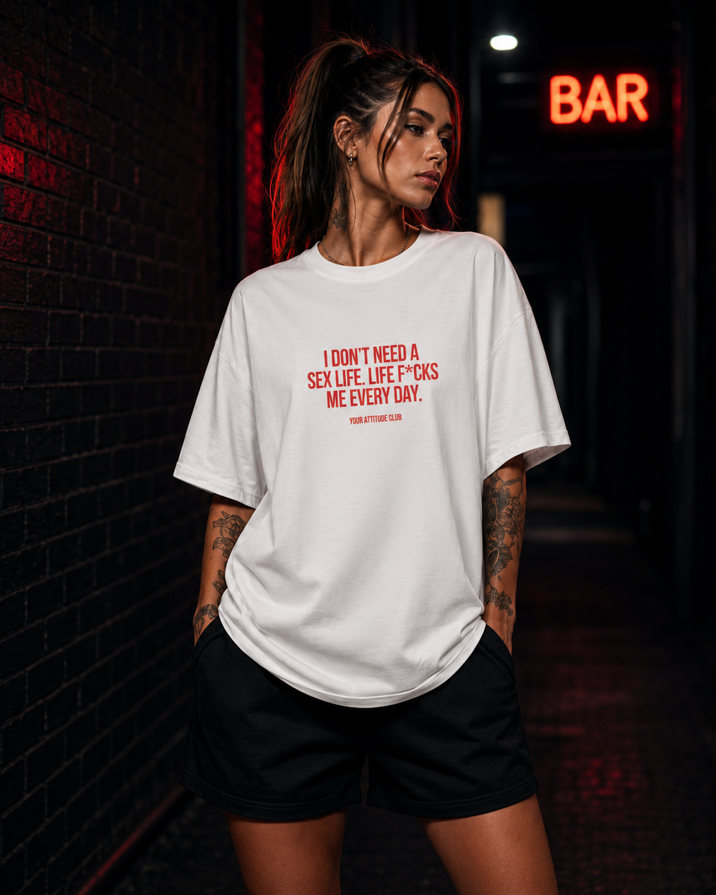 I DON’T NEED A SEX LIFE. LIFE F*CKS ME EVERY DAY. | Oversize Shirt Unisex mit Frontprint, Statement Shirt aus Bio-Baumwolle
