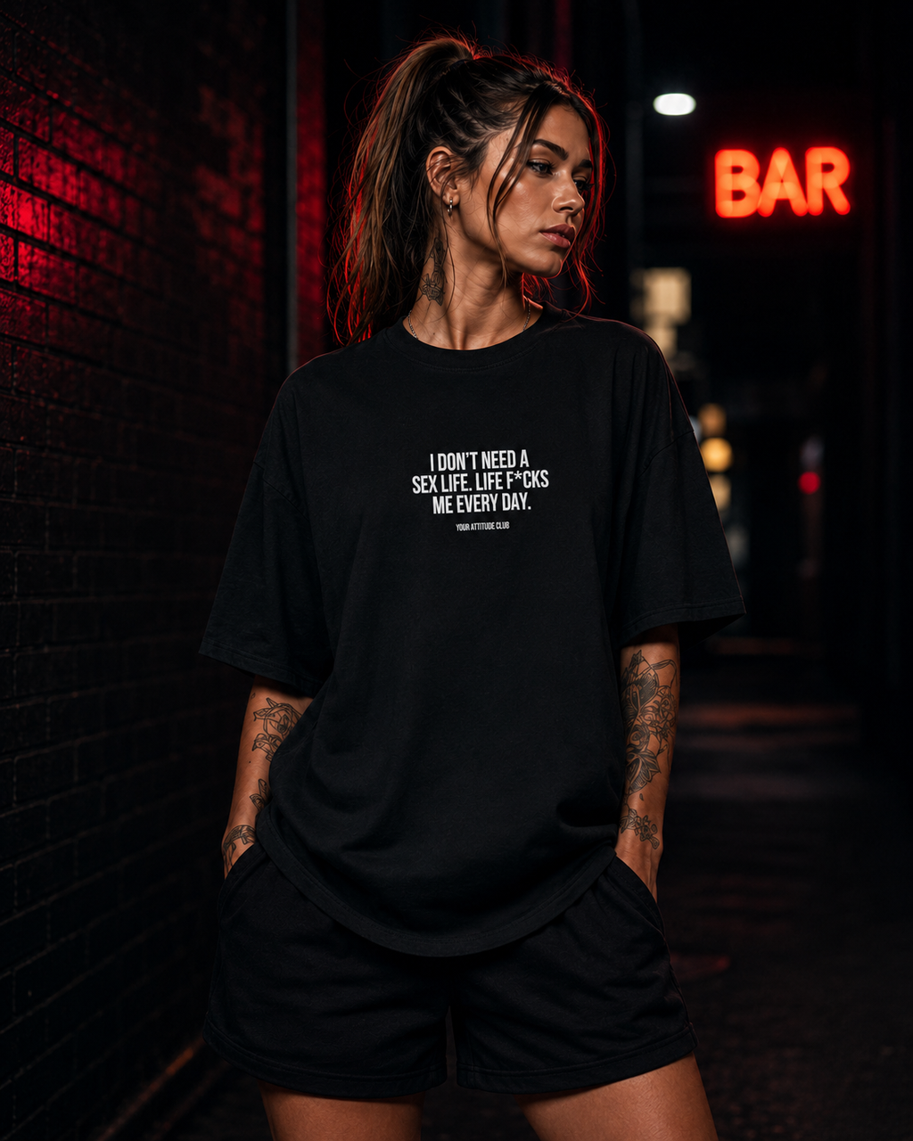 I DON’T NEED A SEX LIFE. LIFE F*CKS ME EVERY DAY. | Oversize Shirt Unisex mit Frontprint, Statement Shirt aus Bio-Baumwolle