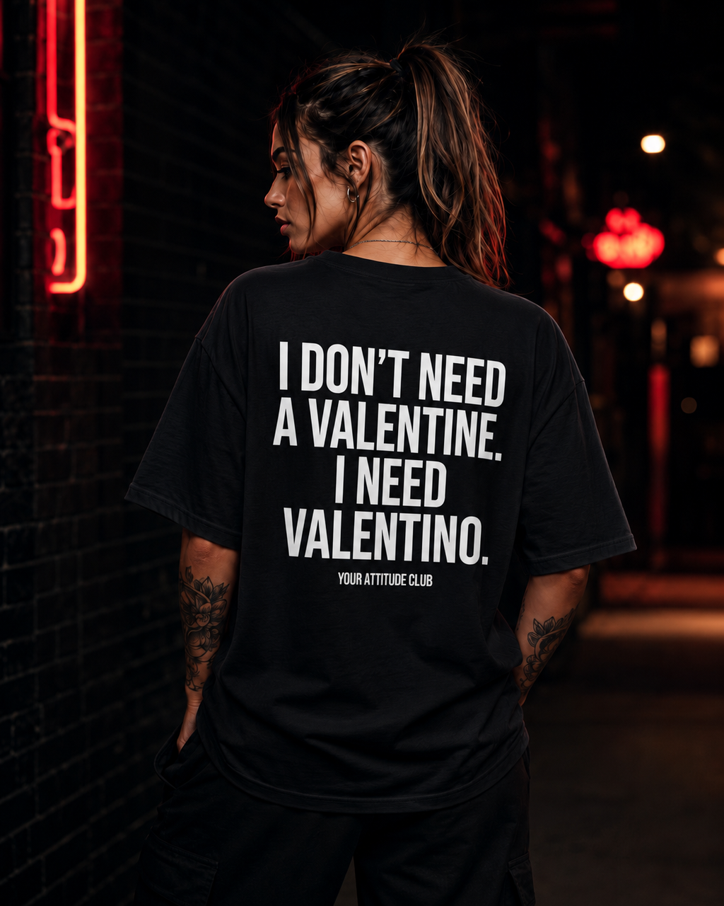I DON’T NEED A VALENTINE. I NEED VALENTINO. | Oversize Shirt Unisex mit Statement Shirt Backprint aus Bio-Baumwolle