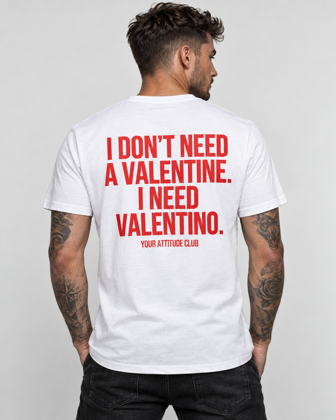 I DON’T NEED A VALENTINE. I NEED VALENTINO. – Unisex Statement T-Shirt Weiß mit rotem Backprint | freches Sprüche Shirt