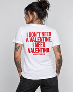 I DON’T NEED A VALENTINE. I NEED VALENTINO. – Unisex Statement T-Shirt Weiß mit rotem Backprint | freches Sprüche Shirt