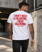 I DON’T NEED A VALENTINE. I NEED VALENTINO. – Unisex Statement T-Shirt Weiß mit rotem Backprint | freches Sprüche Shirt