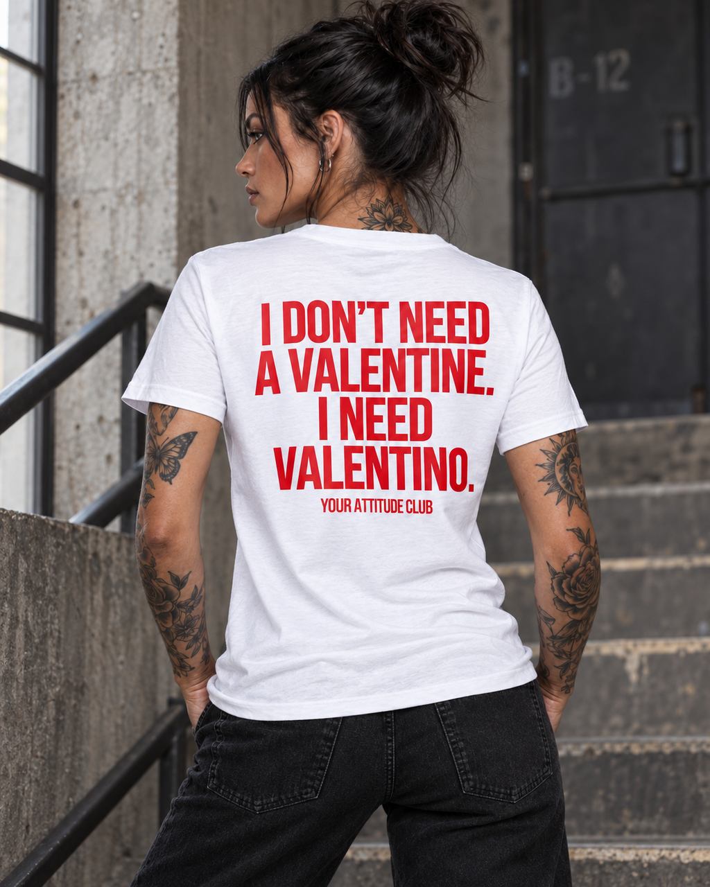 I DON’T NEED A VALENTINE. I NEED VALENTINO. – Unisex Statement T-Shirt Weiß mit rotem Backprint | freches Sprüche Shirt