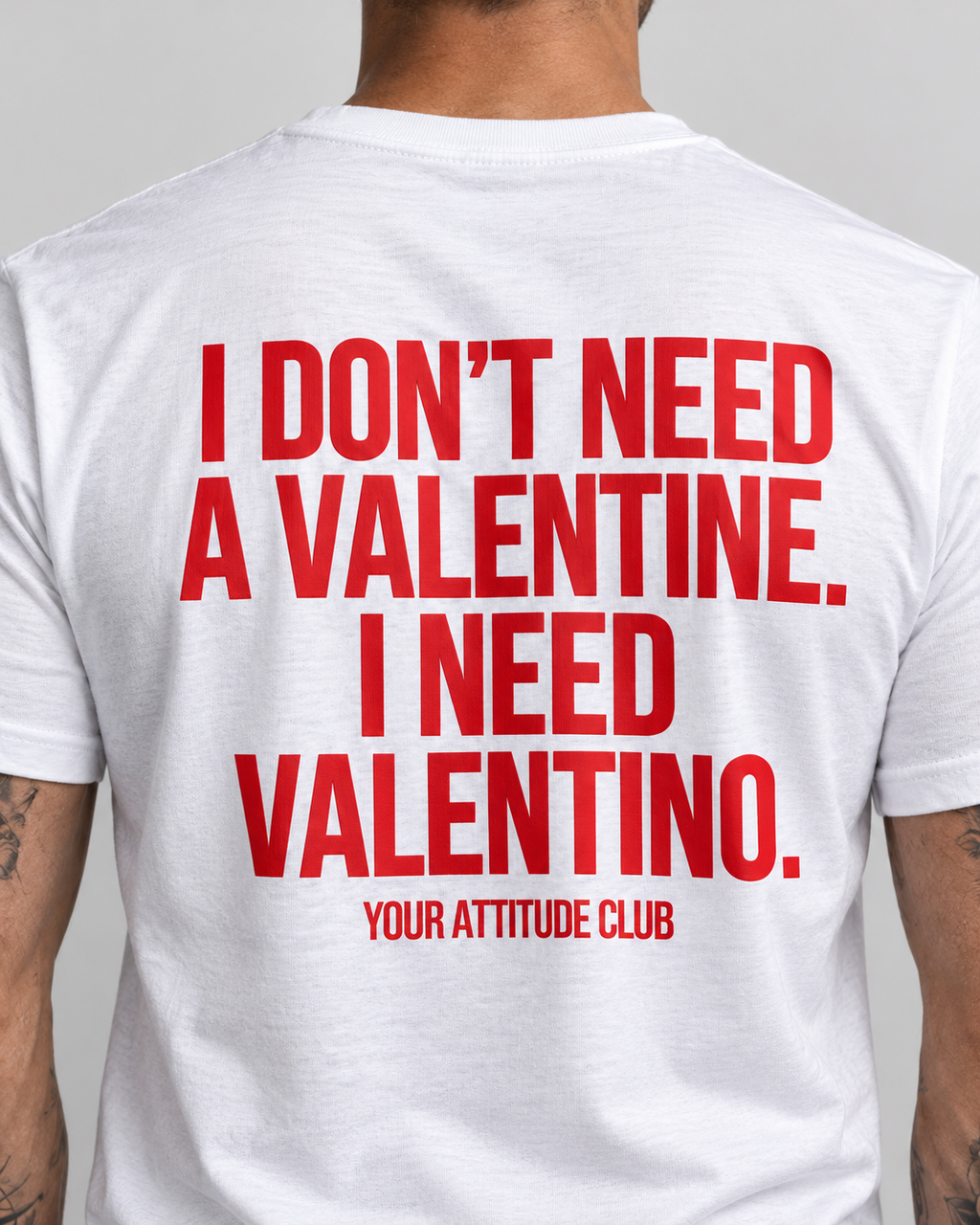 I DON’T NEED A VALENTINE. I NEED VALENTINO. – Unisex Statement T-Shirt Weiß mit rotem Backprint | freches Sprüche Shirt