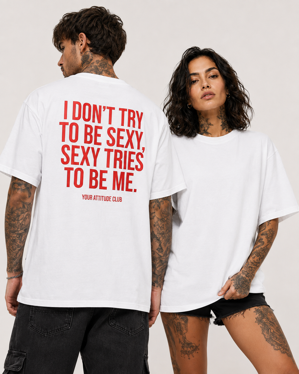 I DON’T TRY TO BE SEXY, SEXY TRIES TO BE ME – weißes Oversize Unisex Shirt, roter Backprint, freches Statement Shirt, lustiges Shirt, Streetwear
