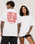 I DON’T TRY TO BE SEXY, SEXY TRIES TO BE ME – weißes Oversize Unisex Shirt, roter Backprint, freches Statement Shirt, lustiges Shirt, Streetwear