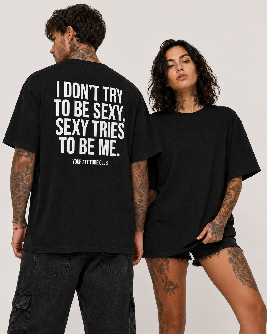 I DON’T TRY TO BE SEXY, SEXY TRIES TO BE ME – weißes Oversize Unisex Shirt, roter Backprint, freches Statement Shirt, lustiges Shirt, Streetwear