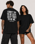 I DON’T TRY TO BE SEXY, SEXY TRIES TO BE ME – schwarzes Oversize Unisex Shirt, weißer Backprint, lustiges Statement Shirt, freches Streetwear Shirt