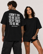 I DON’T TRY TO BE SEXY, SEXY TRIES TO BE ME – schwarzes Oversize Unisex Shirt, weißer Backprint, lustiges Statement Shirt, freches Streetwear Shirt