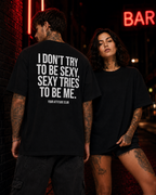 I DON’T TRY TO BE SEXY, SEXY TRIES TO BE ME – weißes Oversize Unisex Shirt, roter Backprint, freches Statement Shirt, lustiges Shirt, Streetwear