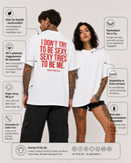 I DON’T TRY TO BE SEXY, SEXY TRIES TO BE ME – weißes Oversize Unisex Shirt, roter Backprint, freches Statement Shirt, lustiges Shirt, Streetwear