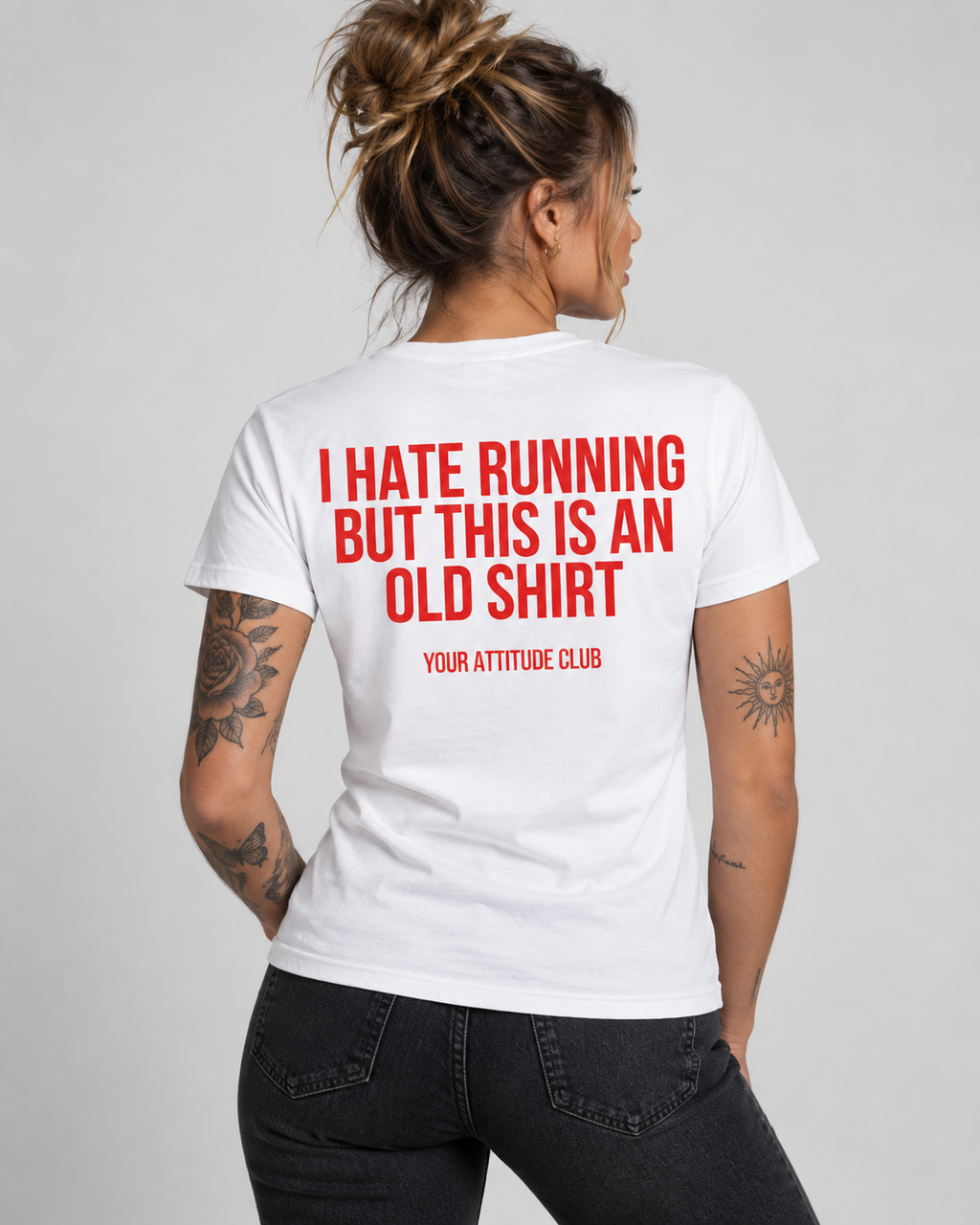 I HATE RUNNING BUT THIS IS AN OLD SHIRT – Unisex Statement T-Shirt Weiß mit rotem Backprint | lustiges Sprüche Shirt