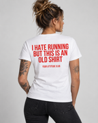 I HATE RUNNING BUT THIS IS AN OLD SHIRT – Unisex Statement T-Shirt Weiß mit rotem Backprint | lustiges Sprüche Shirt