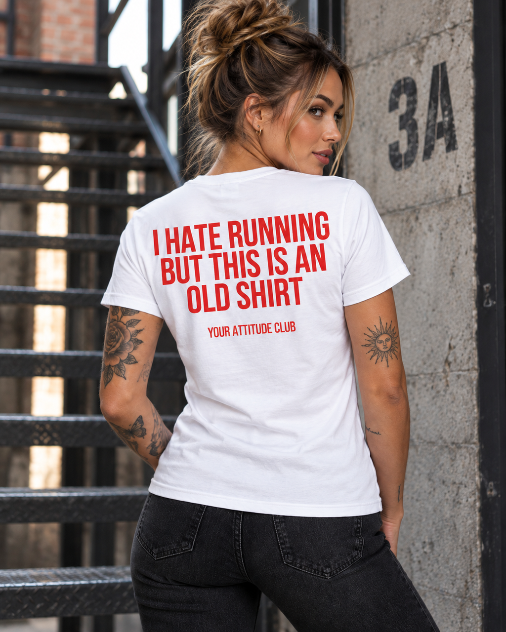 I HATE RUNNING BUT THIS IS AN OLD SHIRT – Unisex Statement T-Shirt Weiß mit rotem Backprint | lustiges Sprüche Shirt
