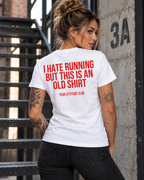 I HATE RUNNING BUT THIS IS AN OLD SHIRT – Unisex Statement T-Shirt Weiß mit rotem Backprint | lustiges Sprüche Shirt