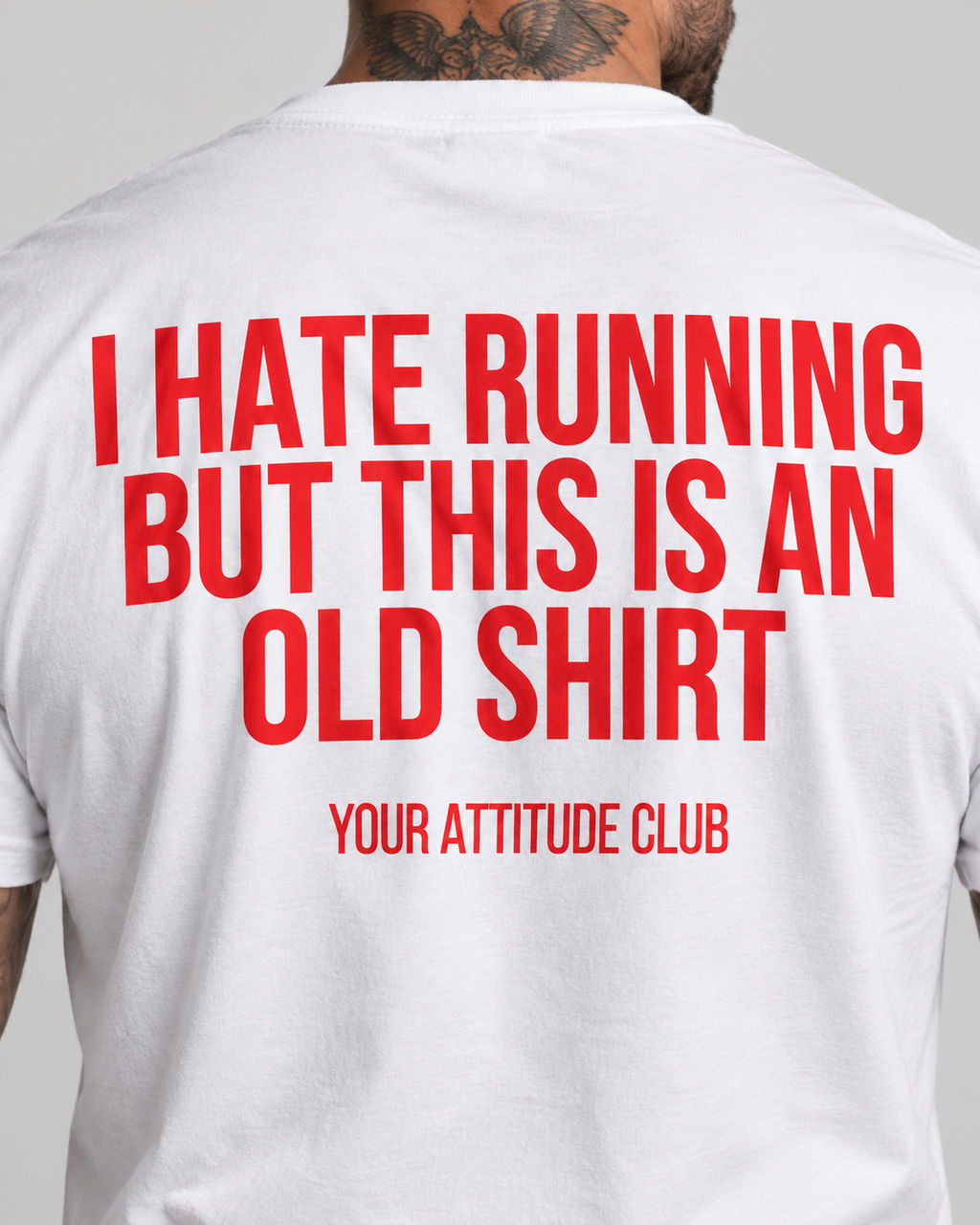 I HATE RUNNING BUT THIS IS AN OLD SHIRT – Unisex Statement T-Shirt Weiß mit rotem Backprint | lustiges Sprüche Shirt