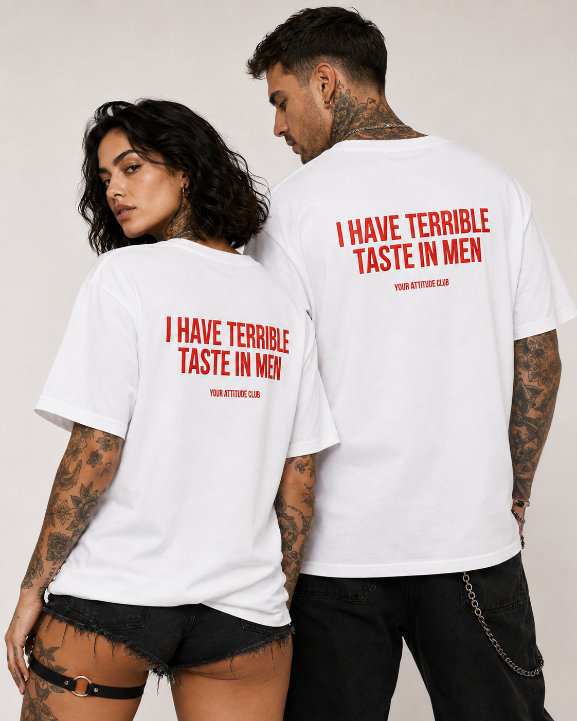 I HAVE TERRIBLE TASTE IN MEN – weißes Unisex Oversize Shirt mit rotem Backprint, lustiges Statement T-Shirt, Dating Humor, frecher Spruch, Geschenk
